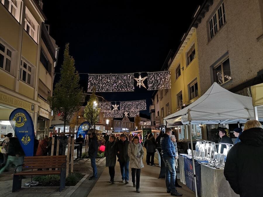 Am 4. und 5. November 2023 bietet der beliebte Martini-Markt ein Wochenende mit buntem Markt- und Kirmestreiben, einem verkaufsoffenen Sonntag und erstmalig eine Herbstlounge mit Bierverkostungen - Foto Hansestadt Attendorn