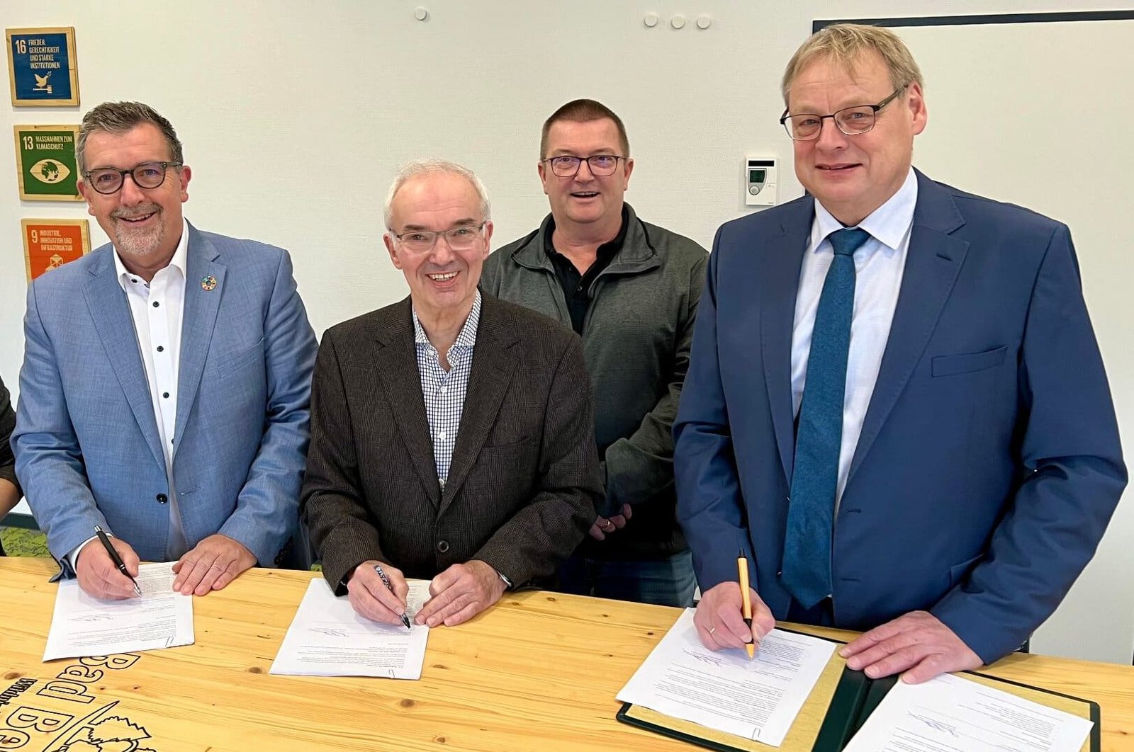 Die Bürgermeister Bernd Fuhrmann (Berleburg) und Burkhard König (Schmallenberg) sowie der 1. und 2. Vorsitzende der Wittgensteiner Akademie, Wolfgang Völker und Reiner Hirschhäuser, unterzeichneten einen Übernahmevertrag - Foto Stadt Bad Berleburg
