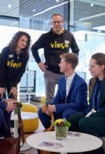 Über 1.000 Einzelinterviews sowie zahlreiche Standgespräche führten über 600 Kandidatinnen und Kandidaten am 31. Karrieretag Familienunternehmen in der Viega World.