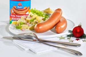 Nicht nur im Sauerland ein Weihnachtsklassiker: Bockwurst mit Kartoffelsalat. "Dicke Sauerländer" wurden 2023 von der Lebenmittel Zeitung als "Top Marke" ausgezeichnet - Foto Metten Fleischwaren