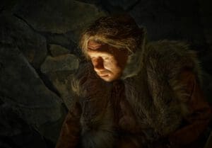Im Sauerland-Museum in Arnsberg gibt es unter anderem in einer dunklen Steinzeithöhle eine täuschend echte Neandertalerin zu entdecken - Foto Oliver Steller