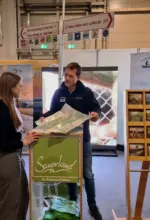 Informationen inklusive Booklet mit großer Faltkarte gibt es für Messebesucherinnen und -besucher am Stand des Sauerland-Tourismus auf der „Fahrrad“ in Essen - Foto Sauerland-Tourismus e.V.