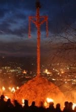 Brennende Osterfeuer am Ostersonntag über Attendorn leuchten weit ins Sauerland - Foto Osterfeuervereine Attendorn