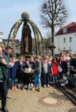 Eine Osterbrunnen-Tradition wurde 2029 in Welschen Ennest begonnen. Alle Generationen des Dorfes sind im Einsatz. Bis zwei Wochen nach Ostern ist der Marienbrunnen im Kirchhundemer Ortsteil geschmückt - Foto Dorf AG