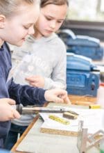 Bundesweit bieten seit Jahren "Girl's Day" und "Boy's Day" an Mädchen- und Jungen-Zukunftstagen jungen Menschen die Möglichkeit, Berufe und berufliche Tätigkeiten kennenzulernern. Hier eine Ausnhame aus 2019 in einer Stadtwerke-Werkstatt - Foto kompetenzz.de / Björn Gaus - Lizenz CC BY-SA 3.0