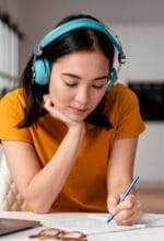 Online gibt es für Schülerinnen und Schüler, Absolventinnen und Absolventen Tipps und vom 13. bis 17. Mai 2024 Veranstaltungsangebote, für die Planung der künftigen Aktivitäten - Foto © VZ NRW/adpic