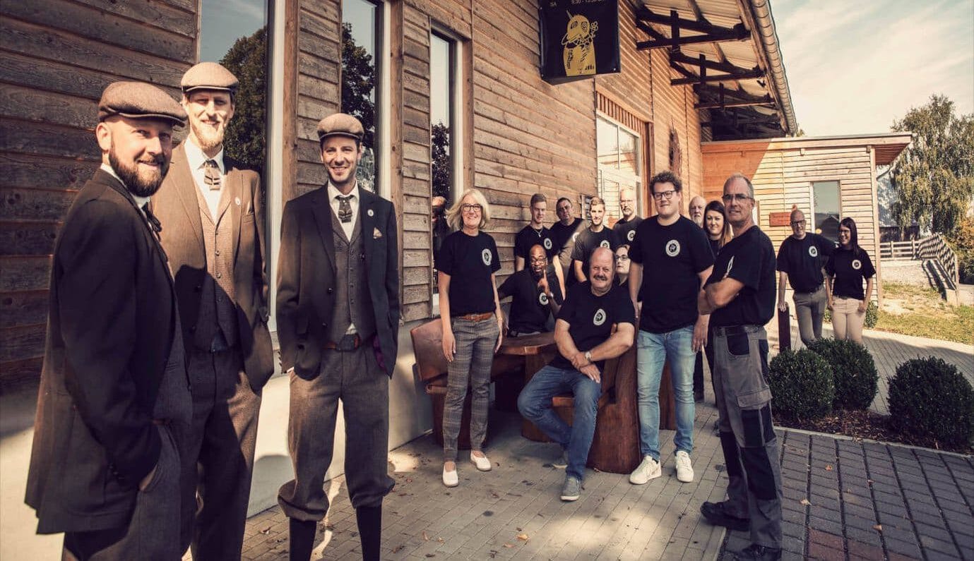 Die drei Edelbrennerei-Chefs Julian Wellhausen, Thomas Lesniowski, Julius Vosloh und ihr Team in Rüthen-Kallenhardt laden am Samstag, 29. Juni 2024, zum Tag des deutschen Whiskys ein - Foto Sauerländer Edelbrennerei