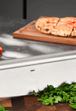 Qualität aus dem Sauerland im besonderen Design. Ein neues Pizza-Wiegemesser aus dem Hause GEFU. Es "gleitet dank extrascharfer und extralanger Klinge mühelos durch jede Pizza", so der Hinweis aus Eslohe - Foto GEFU