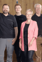 Das Team von Rose Handwerk blickt vom 4. bis 7. Juli 2024 auf 65 Jahre Sauerländer Familienbetrieb. Ein Nostalgisches Café gibt es und viel Wissenswertes über Außergewöhnliches Made in Sauerland - Foto Screenshot Rose Newsletter