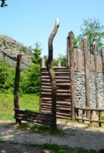 Ein archäologisches Wanderziel: Die Rekonstruktion der eisenzeitlichen Mauer an den Bruchhauser Steinen (Hochsauerlandkreis) - Foto: LWL/Ulrike