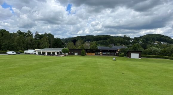 Blick aufs Bistro und Abschlag auf dem Golfplatz Haus Amecke am Sorpeesee - Foto Golf am Haus Amecke