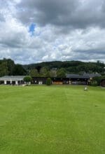 Blick aufs Bistro und Abschlag auf dem Golfplatz Haus Amecke am Sorpeesee - Foto Golf am Haus Amecke