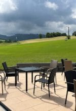 Ausblick von der Terrasse des neuen M2 - Café Bistro Events in die sauerländische Landschaft am Sorpesee auf dem Golfplatz Haus Amecke - Foto Golf am Haus Amecke