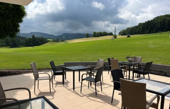 Ausblick von der Terrasse des neuen M2 - Café Bistro Events in die sauerländische Landschaft am Sorpesee auf dem Golfplatz Haus Amecke - Foto Golf am Haus Amecke