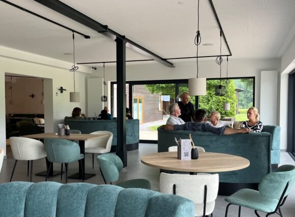 Das neue M2 - Café Bistro Events am Sorpesee auf dem Golfplatz Haus Amecke bietet Platz für bis zu 110 Gäste - Foto Golf am Haus Amecke
