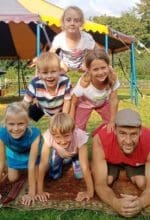 Junge Talente im Rampenlicht: Kinder zeigen ihre Akrobatik-Künste beim Zirkustheater - Foto Zirkus Standart
