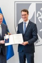 Walter Viegener aus Attendorn wurde mit dem Bundesverdienstorden der Bundesrepublik Deutschland ausgezeichnet. Ministerpräsident Hendrik Wüst hat am Mittwoch, 7. August 2024, in Düsseldorf die Auszeichnung ausgehändigt - Foto Land NRW/MarK Hermenau