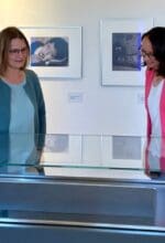 Dr. Silvia Bruder vom Museumsamt des Landschaftsverbandes Westfalen-Lippe (l.) und Museumsleiterin Dr. Sandra Hertel bei der Vorab-Präsentation der LWL-Wanderausstellung „Kosmos des Lebens. Die Fotografin Annelise Kretschmer“ - Foto Stadt Iserlohn
