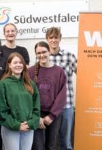 Cilia Müller (l.) und Saskia Haardt-Cerff (3.v.l.) von der Südwestfalen Agentur GmbH freuten sich, in den Räumen des Zukunftslabors neue und ehemalige Teilnehmende des „Gap Year Südwestfalen“ zu einem Austausch begrüßen zu dürfen - Foto Südwestfalen Agentur GmbH
