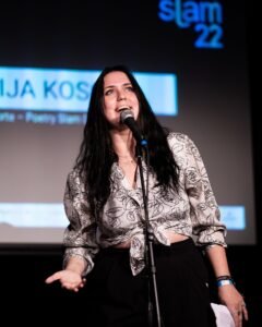 Evgenija Kosov kam bei den Poetry-Slam NRW-Meisterschaften bis ins Finale - Foto Yasmin Abbas