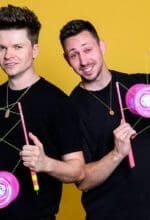 Millionenfach wurde ihre Videos auf TicToc geklickt. Benno & Max haben online wie offline viele tausend Follower und Fans jeden Alters. Trotz des Interneterfolgs bleiben die beiden Berliner in erster Linie Live-Künstler. 2017 gewannen sie in Taiwan die Goldmedaille bei den Weltmeisterschaften der 4000 Jahre alten Kunst des Diabolos. Sie haben schon den berühmten New Yorker Times Square mit ihrer spektakulären Diabolo-Performance gerockt und traten im chinesischen Fernsehen vor 25 Millionen Zuschauern auf. Im Varieté et cetera in Bochum zu sehen zeigen sie Jonglage auf höchstem Niveau, Stand-up-Comedy und präsentieren das Artisten-Ensemble der Herbstshow – Pressefoto Benno & Max