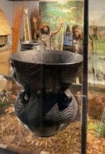 Keramikarbeiten und viele weitere Exponate zur Bronzezeit sind noch bis zum 17. November 2024 im Attendorner Südsauerlandmuseum zu sehen - Foto Südsauerlandmuseum