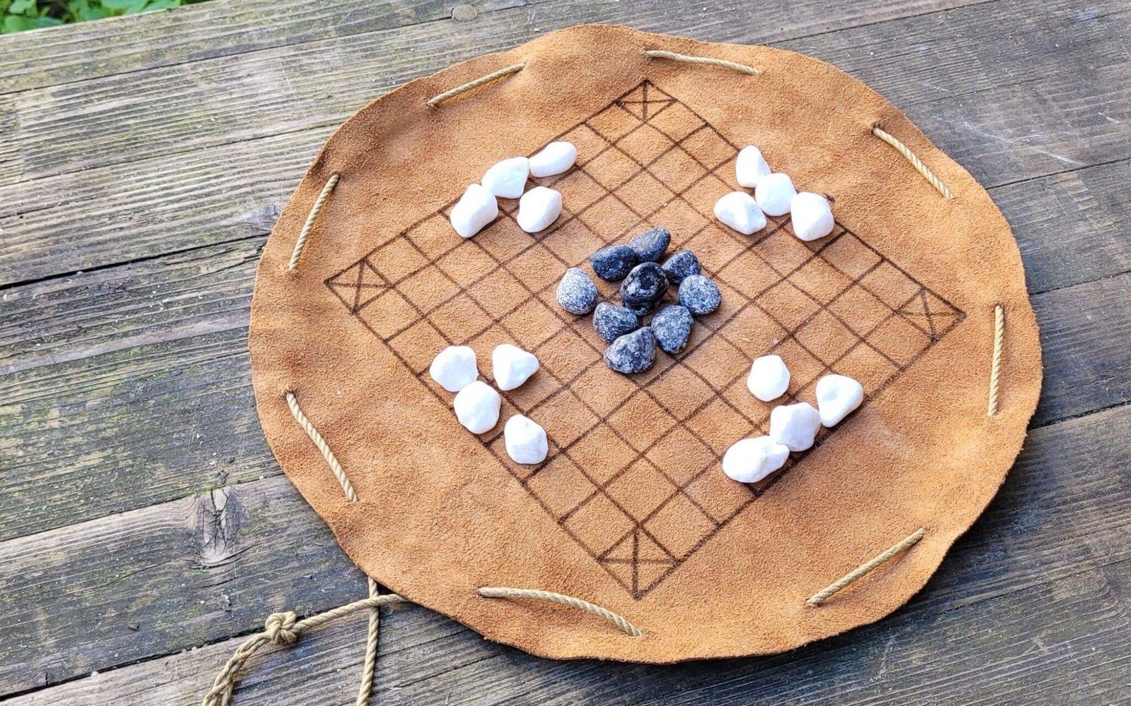 Mittelalter-Spiel to go: Königszabel lässt sich auf der Tasche für die Steine spielen - Foto: LWL/Mühlenbein