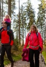 Eine Familie auf Wanderung entlang des Waldfeenpfads bei Brilon.