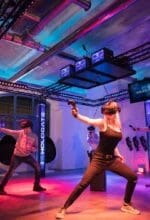 Ausgestattet mit VR-Brille und weiteren digitalen Tools, steht Action an. Zum Beipiel geht es Seite an Seite gegen virtuelle Gegner - Foto Freizeitwelt Sauerland, Hologate GmbH