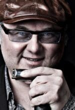 Chris Kramer - 1970 in Marl geboren, ist ein Bluesmusiker, Sänger und Mundharmonikaspieler. Sein Bestreben ist, so ist in Wikipedia nachzulesen, das Instrument Mundharmonika auch über den Tellerrand des Blues hinaus in unterschiedlichen Genres einzusetzen. Für den 29. Dezember 2024 hat er drei unterschiedliche Musikgenres nach Schmallenberg eingeladen - Foto Kulturbüro der Stadt Schmallenberg