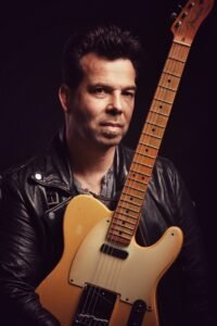 Mit Markus Rill kommt ein international mehrfach preisgekrönter Songschreiber nach Schmnallenberg. Das Songwriter-Handwerk hat er in Texas gelernt und in Nashville verfeinert. Rill tourt in Deutschland, USA, Großbritannien, Niederlande, Skandinavien, Spanien und Frankreich - Foto Daniel Peter