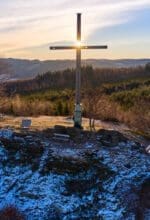 Sonnenaufgang über dem Olsberg – einer von vielen Winterlicht-Momenten in den Sauerland-Wanderdörfern - Foto Sauerland-Wanderdörfer e.V. / Klaus-Peter Kappest