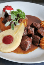 Vom Landgasthof Schmitt-Degenhardt aus dem sauerländischen Finnentrop-Serkenrode gibt es für die nahende Winterzeit einen Wild-Rezept-Tipp: Feines Rehragout in der Kartoffelstraube mit Weißweinbirne - Foto Landgasthof Schmitt-Degenhardt