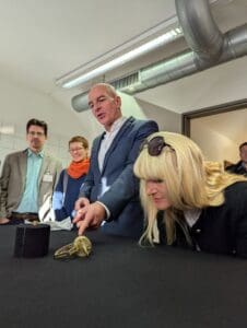Das römische Miniatur-Dosenschloss, kleiner als eine Ein-Euro-Münze, und seine vergrößerte Rekonstruktion sorgen für große Begeisterung bei Dr. Georg Lunemann, dem Direktor des LWL, und LWL-Kulturdezernentin Dr. Barbara Rüschoff-Parzinger. Im Hintergrund Dr. Ulrich Lehmann vom Sachgebiet Sondengehen und Magnetangeln und Dr. Julia Hallenkamp-Lumpe von der Außenstelle Bielefeld, LWL-Archäologie für Westfalen - Foto LWL/Julia Großekathöfer