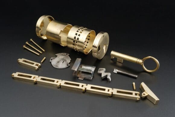 Replik im Maßstab 4:1 des goldenen Miniatur Dosenschloss aus der Römerzeit - Foto LWL /Stefan Brentführer