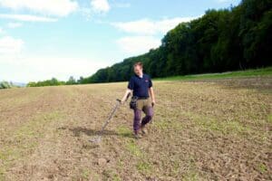 Der lizensierte Sondengänger Constantin Fried in Aktion - Foto E. de Bourdeaux