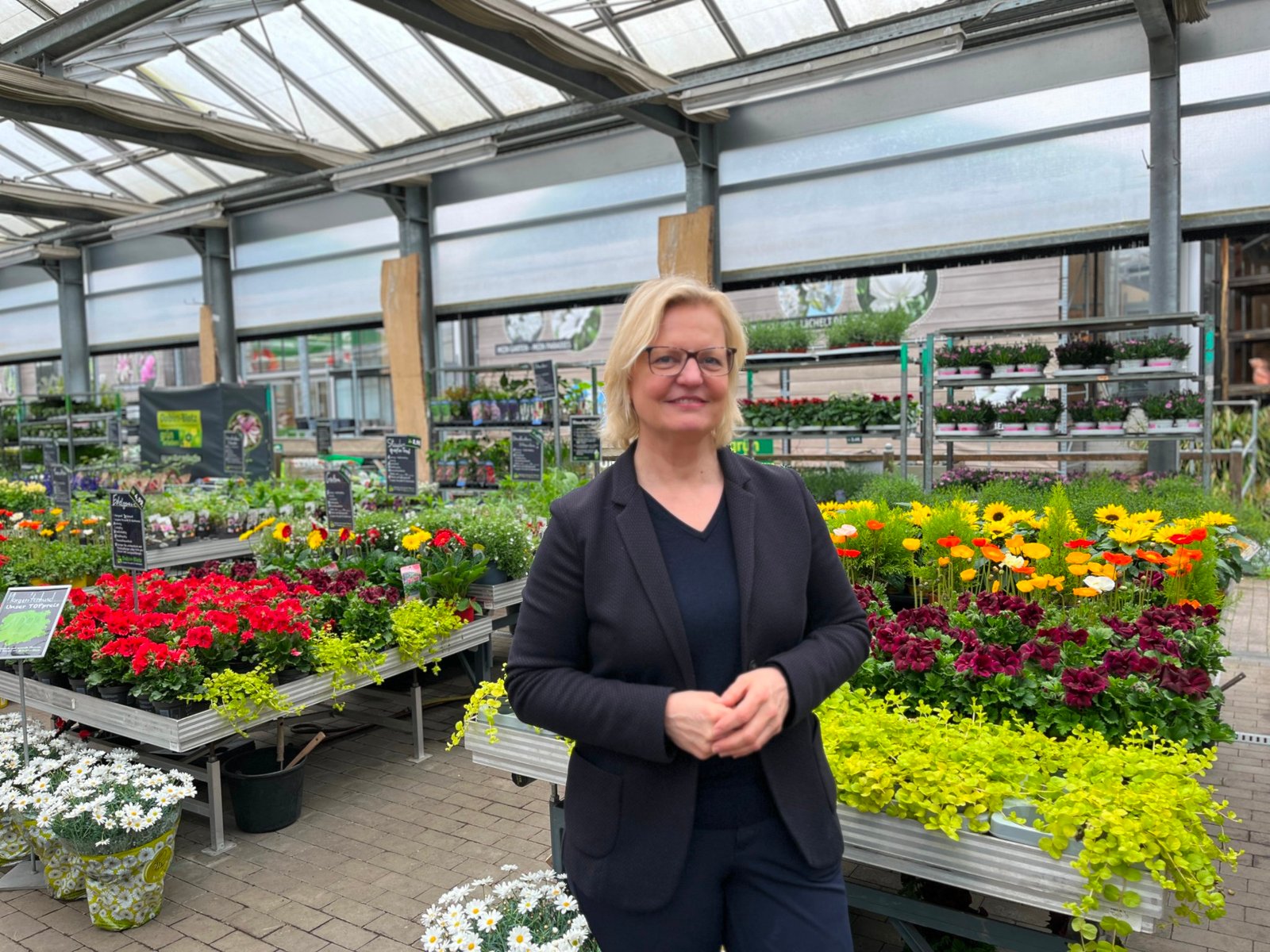 Frühling: Es blüht im Beet und auf dem Balkon