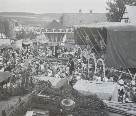 Der Weg zurück ins Alltagsleben, das gehört zu den Aspekten, die in der Ausstellung „Im Schatten des Krieges, das Wendener Land 1945 bis 1950“ in der Wendener Hütte gezeigt werden. Hier eine Kirmes-Aufnahme aus dem Jahr 1949 - Foto Wendener Hütte