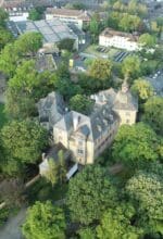 Blick auf das Obere Schloss Siegen mit Schlosspark - Drohnenaufnahme Stadt Siegen