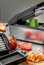Nicht nur in der Grillsaison eine willkommene Hilfe, wes es darum geht Rohkost, Gemüse und Obst zu würfen oder in Stifte zu schneiden: ein Würfel- und Stifteschneider. Das Foto zeigt das aktuelle Modell Treppo 2.0 des Anbieters GEFU aus dem Sauerland - Foto GEFU