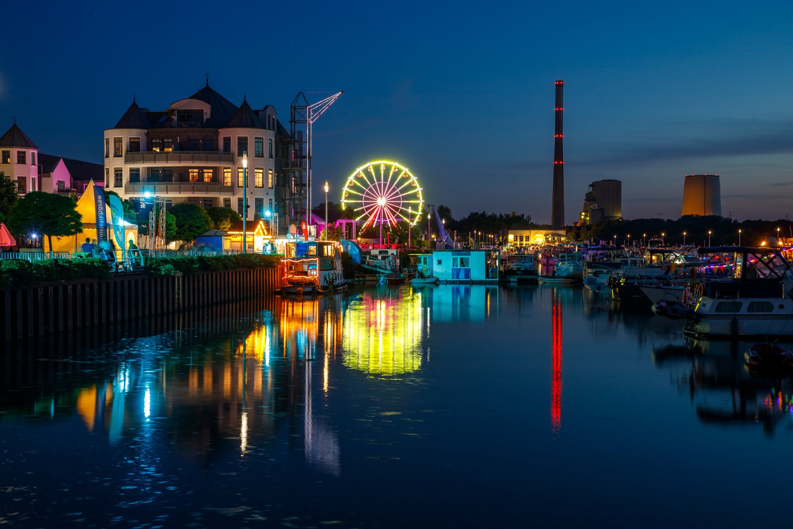 Besondere Atmosphäre am Abend: Ein besonderer Hingucker ist die blaue Stunde beim großen Hafenefest in Bergkamen - Frank Heldt Photography