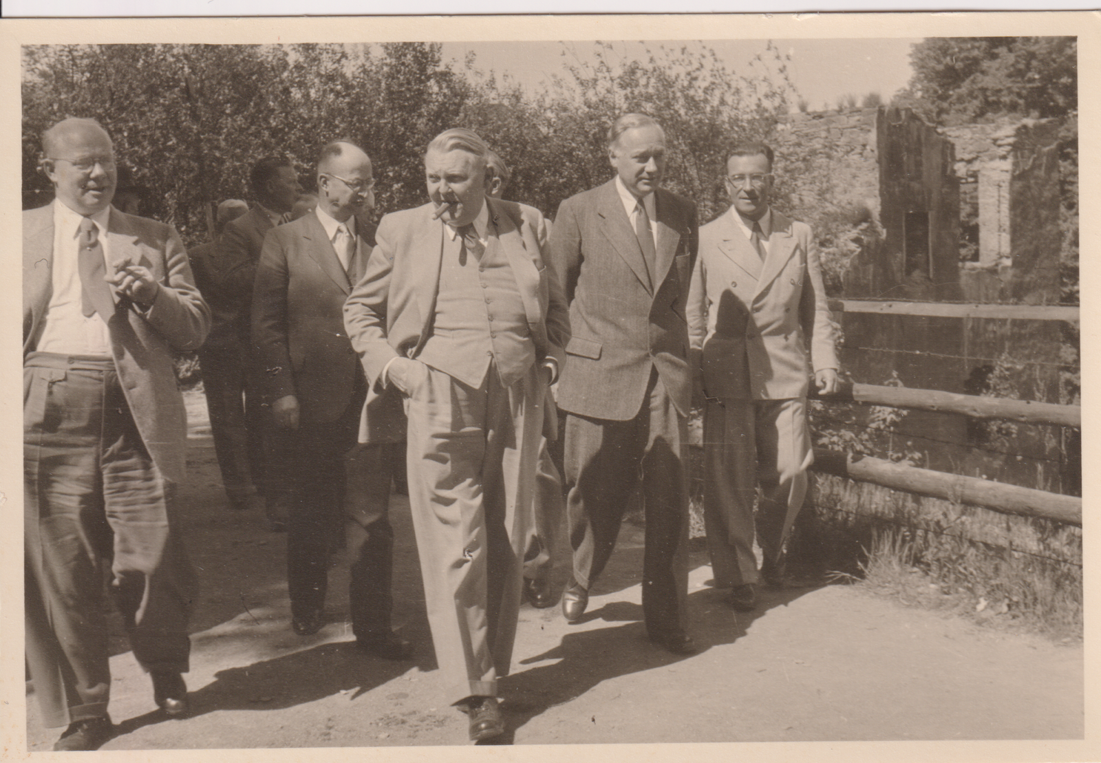 Ludwig Erhard, Wirtschaftsminister und späterer Bundeskanzler, mit Vertretern des Museums, der Stadt Siegen und des Fördervereins – Foto Sammlung Siegerlandmuseum