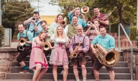 Brass & Big-Band-Style trifft Party-Vibes! So lautet das Motto der Formation Becherklang. Sie ist am 26. Juli 2025 auf der Freilichtbühne Herdringen zu hören – Foto Becherklang