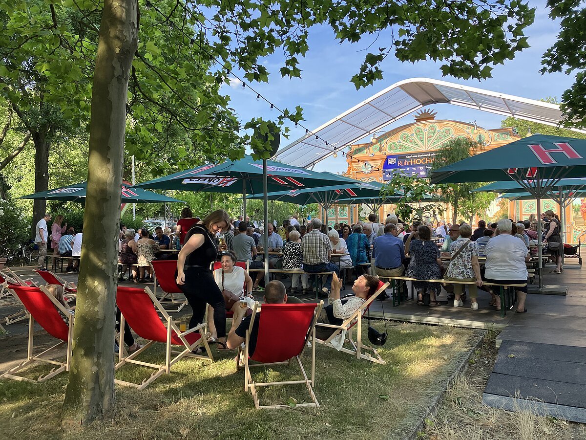 Das Spiegelzelt des Kleinkunst- und Kabarett-Festival RuhrHOCHdeutsch steht in diesem Jahr am Hochofen auf Phoenix West - Foto Festival RuhrHOCHdeutsch