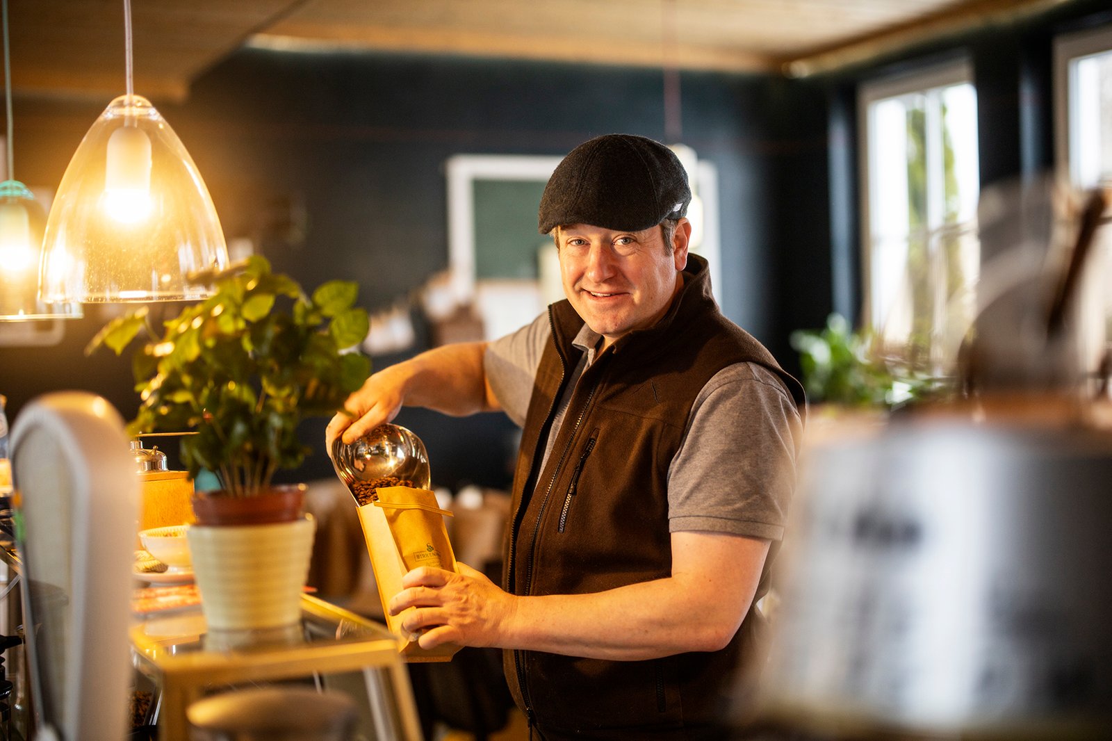 Christian Heßmann hat 2015 auf dem Birkenhof eine hauseigene Kaffee-Rösterei eröffnet. Online ist nachzulesen, wie aus dem ehemaligen Kfz-Meister und Fahrlehrer ein preisgekrönter Röstmeister wurde – Foto Birkenhof