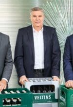 Die Neuaufstellung der Veltins-Unternehmensführung ist abgeschlossen (v.l.): Rainer Emig, Veltins-Geschäftsführer Vertrieb, Dr. Volker Kuhl, Sprecher der Geschäftsführung, und Fabian Veltins, Veltins-Geschäftsführer Marketing – Foto Veltins