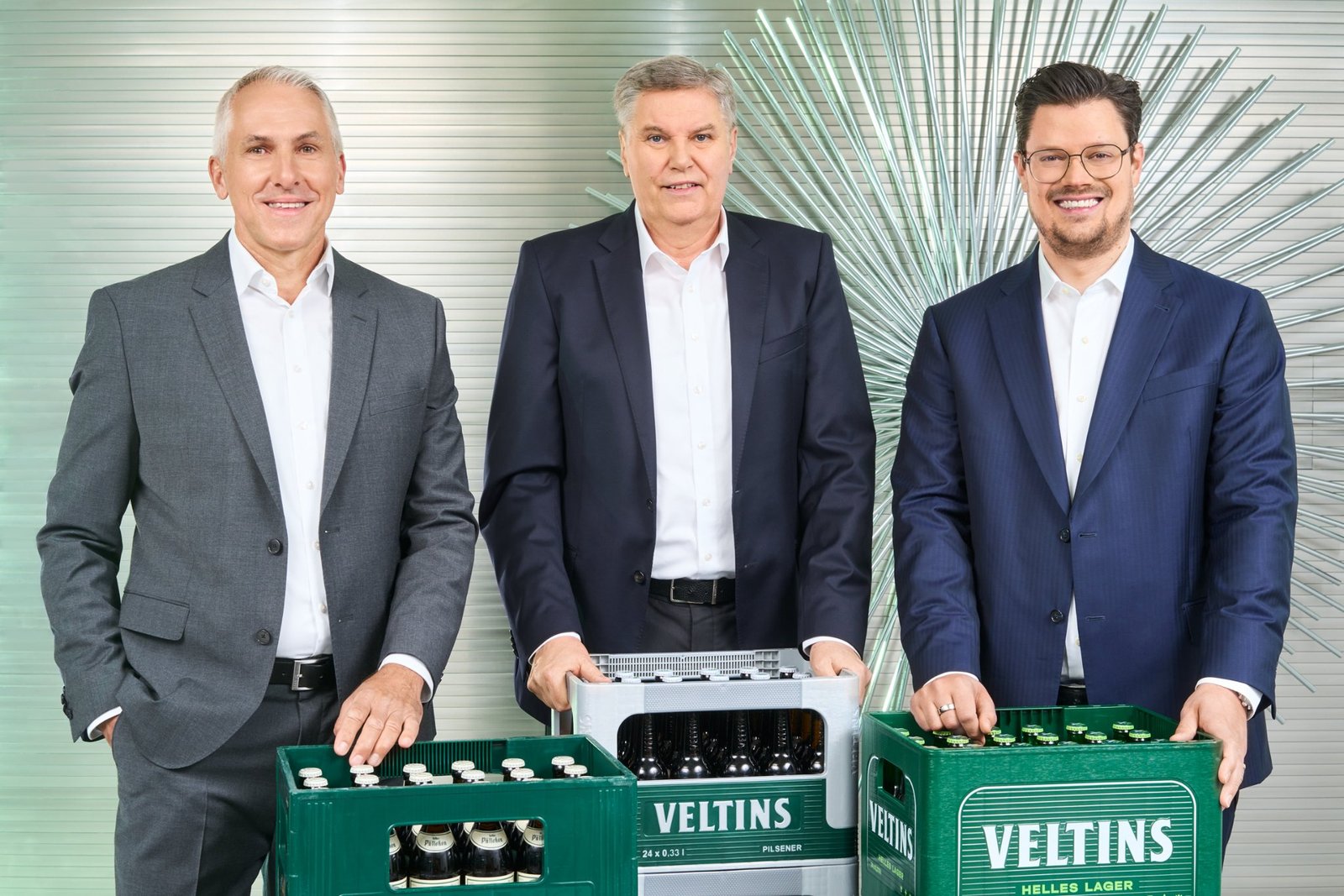 Die Neuaufstellung der Veltins-Unternehmensführung ist abgeschlossen (v.l.): Rainer Emig, Veltins-Geschäftsführer Vertrieb, Dr. Volker Kuhl, Sprecher der Geschäftsführung, und Fabian Veltins, Veltins-Geschäftsführer Marketing – Foto Veltins