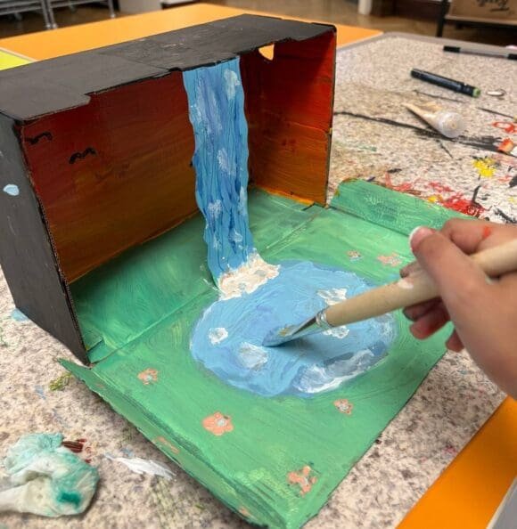 en 3D-Drucker und Lasercutter auch Acrylfarbe und Kleber. Damit erstellten die Ferien-Workshopper dreidimensionale Szenen - Foto Siegerlandmuseum