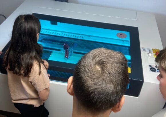 Sich kreativ ausprobieren an 3-D-Drucker und Lasercutter, das war beim Workshop für junge Leute im Siegerlandmuseum möglich - Foto Siegerlandmuseum