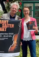 Gitarrist Thomas Kirchhoff und Museumsleiterin Dr. Sandra Hertel bei der Vorstellung des Barendorfer Musikfestes „DrahtSaitenAkt“ 2025 - Foto Stadt Iserlohn